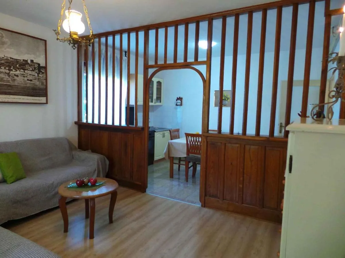 Apartment In Muntic/Istrien 10825