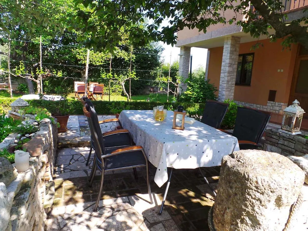 Apartment In Muntic/Istrien 10825